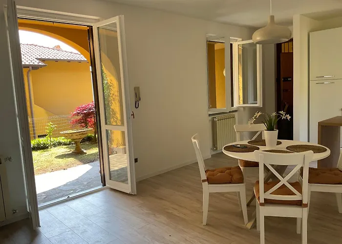 アパート & Mountain